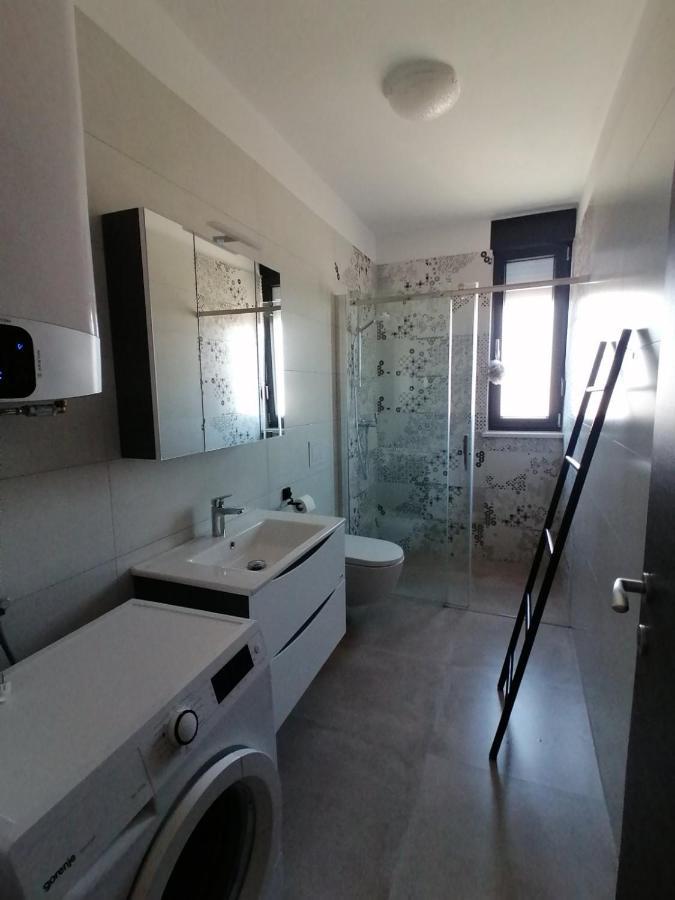 Enjoy Pula - New Apt With Terrace And Free Parking Garage Exterior photo