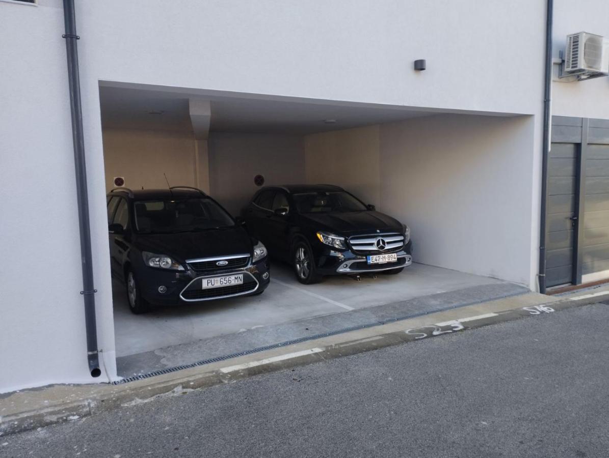 Enjoy Pula - New Apt With Terrace And Free Parking Garage Exterior photo