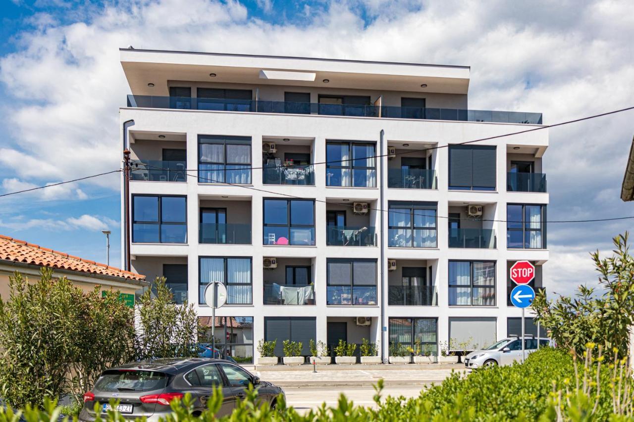 Enjoy Pula - New Apt With Terrace And Free Parking Garage Exterior photo