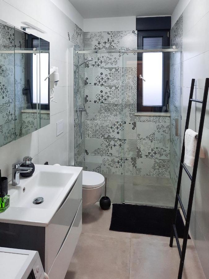 Enjoy Pula - New Apt With Terrace And Free Parking Garage Exterior photo